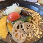 248391018 - 素揚げ野菜山椒カレーうどん 生たまご  ニンニクチップ