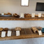 天然こうぼぱん とことこ - 定番のパン達の一角の様子(°▽°)