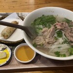 HUONG PHO - 牛肉煮込みフォー&揚げ春巻きランチ
