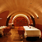 OTTO SETTE - ワインを熟成、貯蔵するための空間「ワインカーヴ」を表現した、アーチ状の天井が特徴的なデザイン。