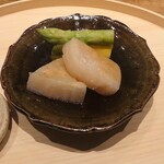 温石 - 平貝の炭火炙りとグリーンアスパラの黄身酢かけ