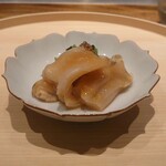 温石 - 白海松貝の炭火炙りとルッコラのお浸し､自家製マスタード