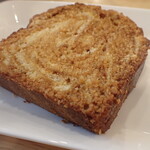 トーコーキッチン - 自家製キャラメルソースを 入れて甘いパウンドケーキに 仕上げました