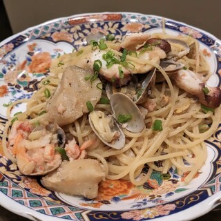 カラスミピザや野菜の煮浸しパスタなど様々な自家製料理が人気