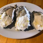 BURRATA - 生牡蠣のストラチャデッラがけ