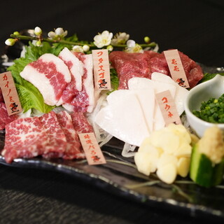 定番の馬刺は九州の甘醤油でどうぞ。左馬流桜ユッケなども人気