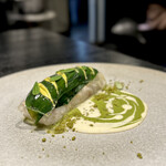 プルス ウルトラ - ヒラメの上に葉っぱ乗っけてる。ソースで乾燥を潤す感じ。