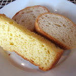 タヴェルナ　エッセ - 自家製パン（ブリオッシュとチーズを練りこんだパン）