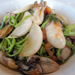 タヴェルナ　エッセ - 小松菜を練りこんだ自家製タリオリーニ・伊勢産牡蠣とハクレイ蕪のソース