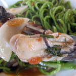 タヴェルナ　エッセ - 小松菜を練りこんだ自家製タリオリーニ・伊勢産牡蠣とハクレイ蕪のソース