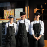 タヴェルナ　エッセ - （画像掲載許諾済）左 マダム・中央 シェフ・右 女性スタッフ