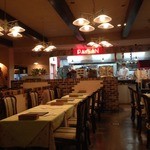 リストランテ エ ピッツェリア ペイザン - あの奥からスタッフさんがお客様を気遣ってくれてます