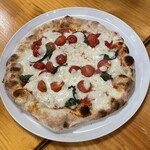 村のピザ屋 カンパーニャ - マルゲリータエクストラ
      トマトソース、トマト、バジル
      パルメジャーノチーズ、イタリア産モッツァレラチーズ
      M 2115円 