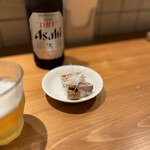 Men Fujisaki - 瓶ビール（中）¥600にはコロチャーとメンマのつまみ付き