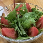 村のピザ屋 カンパーニャ - ハーブサラダ
      ベビーリーフ、トマト600円