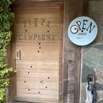 村のピザ屋 カンパーニャ - 入り口、横引き
