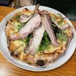 村のピザ屋 カンパーニャ - ビアンカハーブ
      地元産ベビーリーフ、自家製ベーコン、MIX チーズ
      M 2115円