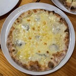 村のピザ屋 カンパーニャ - クワトロフォルマッジゴルゴンゾーラ
      チーズ（マリボー、サムソー、ステッペン、
      ゴルゴンゾーラ）M1815円、ハチミツをかけていただく。