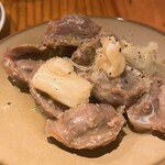 バル ciccio - 砂肝と白葱のコンフィ