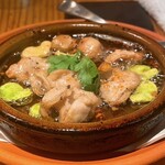 バル ciccio - 鶏ハラミと空豆のアヒージョ