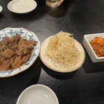 炭火焼肉 にく式 - 牛すじ煮込み・もやしのナムル・キムチ