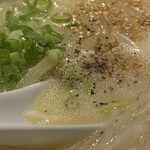 炭火焼肉 にく式 - 牛骨コムタンメンアップ