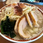 自家製手もみ麺 ラーメン赤松 - 「背脂醤油チャーシューめん」白ネギトッピングの背脂多めです☆