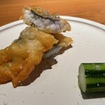 両忘 - 「鱧(はも)」のフライ。美味しいお魚攻撃始まる(笑)さらにキュウリが絶品。付け合わせもタダモノではない！