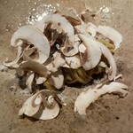 両忘 - パスタwith生マッシュルーム。これが見た目との落差という意味で1番の衝撃があった。事前の期待の10倍美味しい。