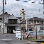 ふみきりすし - まさに踏切の前に