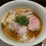 麺 ふじさき - ワンタンチャーシュー醤油らぁめんアップ（¥1,800-）