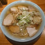 浅草 生田庵 - スープはオイリー、叉焼は意外と脂身少なめ　ネギが乾燥していたのがちょっと残念