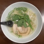 248422339 - 極細麺の塩ラーメン。透き通る見た目もさることながら、雑味のない優しい味わい。