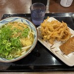 丸亀製麺 新宿三井ビル店 - かけ並、野菜かき揚げ、いなり