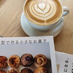 SHOZO COFFEE KARUIZAWA - 店内的书籍可以带到座位上自由阅读