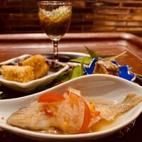 日本料理 つるま - 稚鮎、粟麩の木の芽味噌焼、一寸豆カマンベールフライ、もずく酢と海ぶどう。