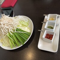 博多もつ鍋 やま中 赤坂店 - 2人前注文時のお鍋投入前のお野菜と薬味