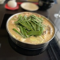 博多もつ鍋 やま中 赤坂店 - できあがった状態で提供されます