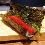 鮨と天ぷら にほんのうみ - マグロと海ぶどう巻き