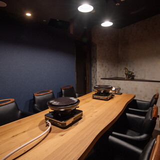 ゆったり会話も楽しめる大人の隠れ家。半個室や完全個室も完備