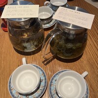 ブリル飯店 - 優しい味の花茶と爽やかながらしっかり味の白茶をセレクト