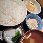 Umi - お魚定食800円✨国産のピカピカご飯とお味噌汁、卯の花(おから)と卵どうふ♪小鉢も日替わりのため ひじき煮やマカロニサラダがあるときも。