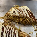 Okonomiyaki Sakura - 玉子と絡んで麺がとろとろ！