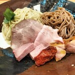 飯田商店 - 手前からドライトマト、鶏チャ、鶏幽庵焼き、追加チャーシュー、白麺と黒麺