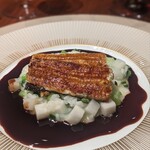 スガラボヴィー - 浜名湖鰻青森野辺地葉つきこかぶ。天然うなぎの身は、すんごく軽い。皮は香ばしく、夏かぶの瑞々しい甘みとのコントラストを楽しめる。もったりとした赤ワインソースはコクが効きつつ、後味が引き締まる感じ。