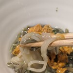 スガラボヴィー - 粒の小さな上質なじゅんさいの粒粒食感！
      パスタは古代小麦を使っているようで、まるで冷麺のようにもちもちで喉越しが良い。
      合わせるソースは、茄子のピューレに酢橘と貝の出汁を加えたもの。