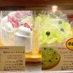 フルーツケーキファクトリー  - 苺のショートケーキ、メロンとホワイトチョコレートのタルト