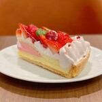 フルーツケーキファクトリー  - 春苺とフランボワーズムースのタルト＠いちごクリーム、ジェノワーズ、カスタード、トップにフランボワーズといちご