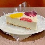 フルーツケーキファクトリー  - ゆず香るレアチーズケーキ＠シュクレ土台に酸味の少ない滑らかレアチーズケーキにマンゴー、いちご、ブルーベリーのソースが流し込まれた珍しいタイプ