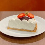 フルーツケーキファクトリー  - いちご大福タルト＠たっぷりクリーム、求肥、ブリゼ。トップに粒あん